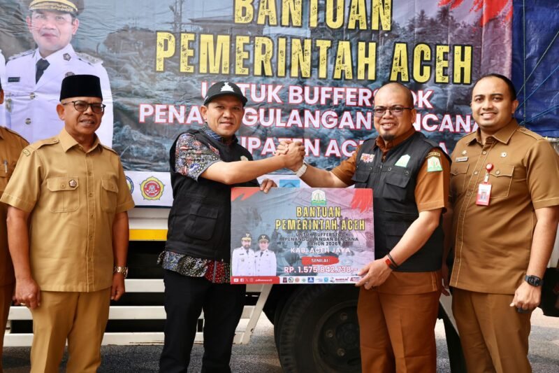 Wakil Gubernur Aceh, H. Fadhlullah, didampingi jajaran pejabat Pemprov Aceh saat melepas pendistribusian bantuan bufferstock penanggulangan bencana ke kabupaten/kota di Kantor Gubernur Aceh, Banda Aceh, Selasa (1/9/2026).