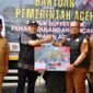 Wakil Gubernur Aceh, H. Fadhlullah, didampingi jajaran pejabat Pemprov Aceh saat melepas pendistribusian bantuan bufferstock penanggulangan bencana ke kabupaten/kota di Kantor Gubernur Aceh, Banda Aceh, Selasa (1/9/2026).