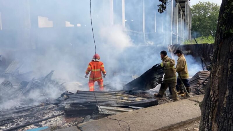 Kebakaran melahap dua bangunan berkonstruksi kayu berupa kios dan ruko di Jalan Soekarno-Hatta, Bundaran Gampong Lambaro, Kecamatan Ingin Jaya, Aceh Besar, Selasa (1/9/2026) pukul 08.10 WIB.