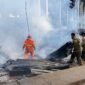 Kebakaran melahap dua bangunan berkonstruksi kayu berupa kios dan ruko di Jalan Soekarno-Hatta, Bundaran Gampong Lambaro, Kecamatan Ingin Jaya, Aceh Besar, Selasa (1/9/2026) pukul 08.10 WIB. 
