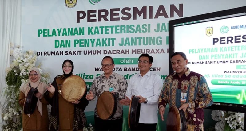 Wali Kota Banda Aceh Illiza Sa’aduddin Djamal bersama Direktur RSUD Meuraxa dr. Emiralda resmi meluncurkan Pelayanan Kateterisasi Anak dan Penyakit Jantung Bawaan di RSUD Meuraxa, Senin (31/8/2026).