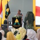 Kapolda Aceh Irjen Pol. Ruddi Setiawan menyerahkan potongan tumpeng syukuran Hari Jadi ke-78 Polisi Wanita (Polwan) RI di Gedung Meuligoe Mapolda Aceh, Banda Aceh, Selasa (1/9/2026).