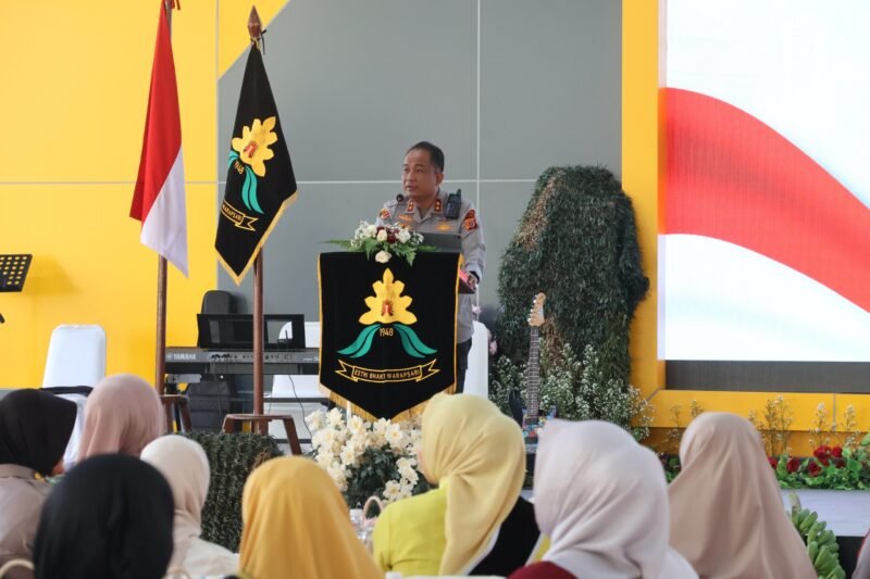 Kapolda Aceh Irjen Pol. Ruddi Setiawan menyerahkan potongan tumpeng syukuran Hari Jadi ke-78 Polisi Wanita (Polwan) RI di Gedung Meuligoe Mapolda Aceh, Banda Aceh, Selasa (1/9/2026).