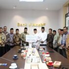 Direktur Utama PT Bank Aceh Syariah, Fadhil Ilyas (kiri), menyerahkan zakat perusahaan Tahun Buku 2025 secara simbolis kepada Kepala Baitul Mal Aceh (BMA), Tgk HM Yunus M Yusuf, SH, di Kantor Pusat Bank Aceh Syariah, Banda Aceh, Selasa (1/9/2026).