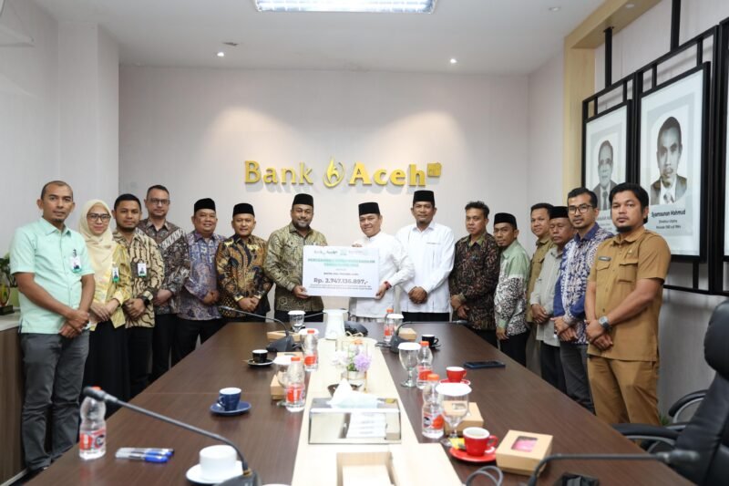 Direktur Utama PT Bank Aceh Syariah, Fadhil Ilyas (kiri), menyerahkan zakat perusahaan Tahun Buku 2025 secara simbolis kepada Kepala Baitul Mal Aceh (BMA), Tgk HM Yunus M Yusuf, SH, di Kantor Pusat Bank Aceh Syariah, Banda Aceh, Selasa (1/9/2026).