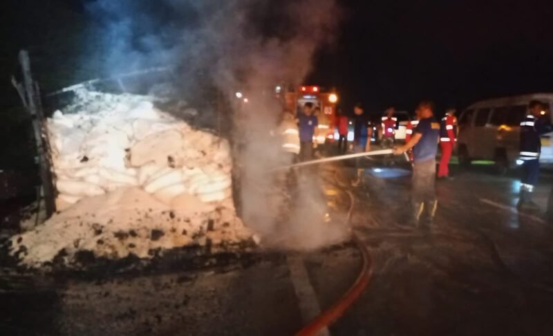 Satu unit truk bernopol BL 8721 PB bermuatan beras terbakar di Tol Sigli-Banda Aceh KM 18+600 Jalur B, Selasa (1/9/2026) pukul 19.31 WIB.