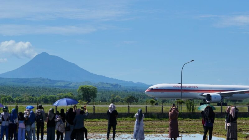 Erupsi Gunung Sinabung pada Selasa (1/9/2026) mengganggu jadwal penerbangan rute Medan-Banda Aceh.