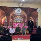 Wali Kota Banda Aceh Illiza Sa'aduddin Djamal menyerahkan secara simbolis beasiswa santri kepada 6 santri di Dayah Al Fathani Darussalam, Selasa (1/9/2026).