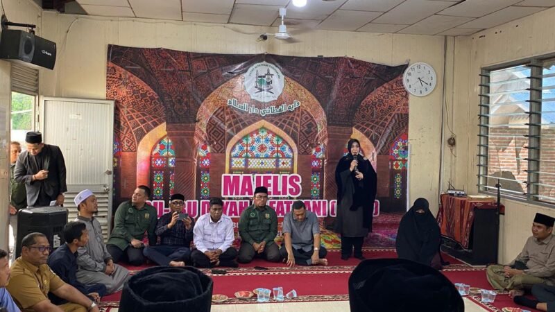 Wali Kota Banda Aceh Illiza Sa'aduddin Djamal menyerahkan secara simbolis beasiswa santri kepada 6 santri di Dayah Al Fathani Darussalam, Selasa (1/9/2026). 