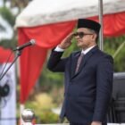 Plt. Sekda Aceh, Taufik, ST, M.Si, bertindak sebagai inspektur upacara pada Peringatan Hari Pendidikan Daerah (Hardikda) Aceh ke-67 di halaman Kantor Gubernur Aceh, Banda Aceh, Rabu (2/9/2026).