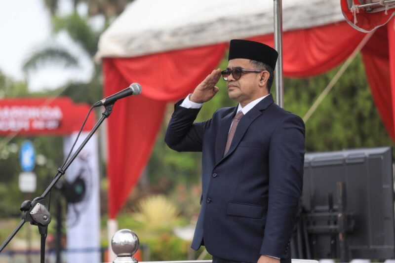 Plt. Sekda Aceh, Taufik, ST, M.Si, bertindak sebagai inspektur upacara pada Peringatan Hari Pendidikan Daerah (Hardikda) Aceh ke-67 di halaman Kantor Gubernur Aceh, Banda Aceh, Rabu (2/9/2026).