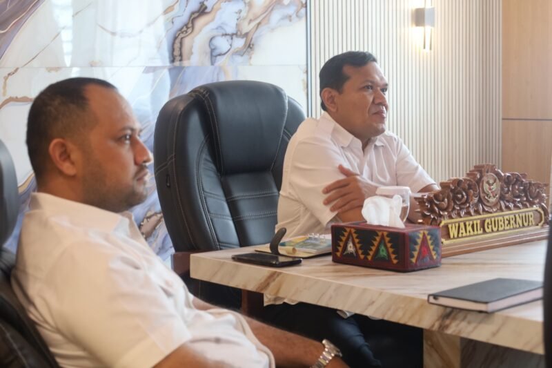 Wagub Aceh Dek Fadh saat memimpin rapat koordinasi virtual percepatan pemulihan infrastruktur pascabencana dari Jakarta, Rabu (2/9/2026).