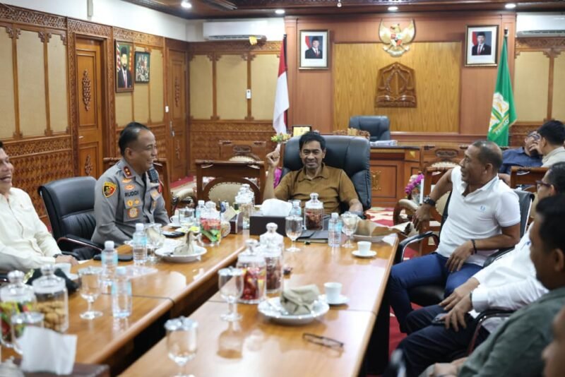 Gubernur Aceh Muzakir Manaf bersama Kapolda Aceh Irjen Pol Ruddi Setiawan dan Ketua DPRA Zulfadhli membahas mitigasi bencana di Banda Aceh, Rabu (2/9/2026).