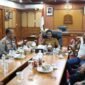 Gubernur Aceh Muzakir Manaf bersama Kapolda Aceh Irjen Pol Ruddi Setiawan dan Ketua DPRA Zulfadhli membahas mitigasi bencana di Banda Aceh, Rabu (2/9/2026).