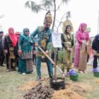 Pemkab Aceh Timur memperingati Hardikda 2026 dengan aksi penanaman 10.000 pohon di kawasan bekas banjir, Rabu (2/9/2026).