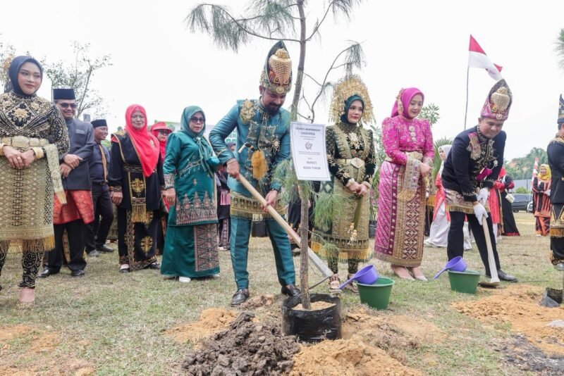 Pemkab Aceh Timur memperingati Hardikda 2026 dengan aksi penanaman 10.000 pohon di kawasan bekas banjir, Rabu (2/9/2026).