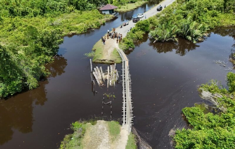 Hampir setahun pasca banjir dan longsor 2025, akses penghubung Aceh Singkil-Aceh Selatan di Kecamatan Kuala Baru-Trumon belum pulih. Warga masih menggunakan jembatan kayu swadaya di Jembatan Suak Merah, Kuala Cangkoh, dan Kuala Siro.
