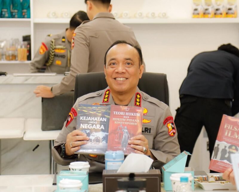 Wakapolri Komjen Pol. Prof. Dr. Dedi Prasetyo, S.H., M.Hum., M.Si., M.M. saat menghadiri kegiatan Pusat Studi Kepolisian di Jakarta. Pusat Studi Kepolisian secara resmi meluncurkan dan membedah 48 buku karya akademisi serta pejabat Polri untuk mendorong terciptanya evidence-based policing.