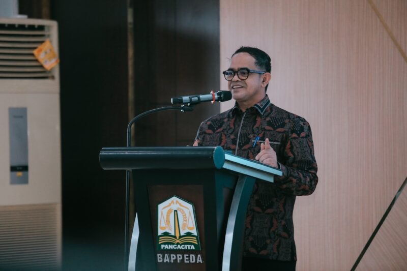 Plt Sekretaris Daerah Aceh, Taufik, membacakan sambutan Gubernur Aceh Muzakir Manaf dalam acara High Level Forum bertajuk “Membangun Ekosistem Ekonomi Umat Melalui Sinergi Zakat, Infak, Wakaf, Ekonomi Haji dan Umrah” di Aula Kantor Bappeda Aceh, Banda Aceh, Kamis (3/9/2026).