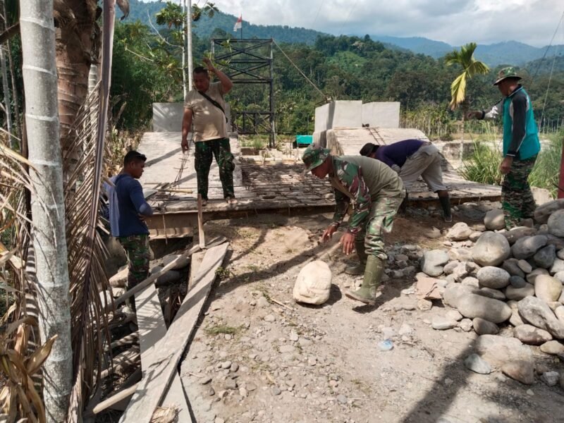 Personel Kodim 0108/Agara, Yon TP 855/RD, dan warga Desa Lawe Pinis mengecor mal pondasi angkur Jembatan Gantung Perintis di Kecamatan Darul Hasanah, Aceh Tenggara, Rabu (2/9/2026).