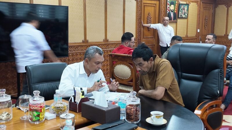 Gubernur Aceh Muzakir Manaf (Mualem) memberikan arahan terkait percepatan pemulihan sektor pertanian dan penanganan 16.276 hektar sawah rusak berat akibat bencana hidrometeorologi di Aceh, Banda Aceh, Rabu (3/9/2026).