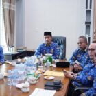 Wakil Bupati Aceh Besar Drs. H. Syukri A Jalil (tengah) didampingi jajaran kepala OPD mengikuti Rapat Koordinasi Percepatan Rehabilitasi dan Rekonstruksi Jaringan Irigasi Pasca-bencana Hidrometeorologi secara virtual di Ruang Kerja Wabup Aceh Besar, Kota Jantho, Rabu (2/9/2026). 