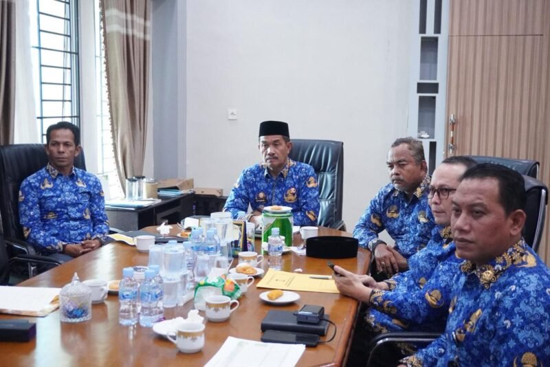 Wakil Bupati Aceh Besar Drs. H. Syukri A Jalil (tengah) didampingi jajaran kepala OPD mengikuti Rapat Koordinasi Percepatan Rehabilitasi dan Rekonstruksi Jaringan Irigasi Pasca-bencana Hidrometeorologi secara virtual di Ruang Kerja Wabup Aceh Besar, Kota Jantho, Rabu (2/9/2026).