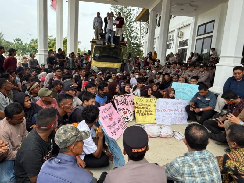 Ratusan warga dari Kampung Sekumur dan Tanjung Gelumpang, Aceh Tamiang tergabung dalam AM2S menggelar aksi di kantor Bupati, Kamis (3/9/2026).