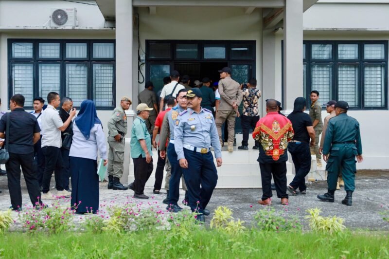 Petugas gabungan Dishub dan Satpol PP Aceh Barat mengosongkan bangunan aset pemerintah di Pelabuhan Jetty Meulaboh yang dipakai PT Pelabuhan Mitra Mandiri, Kamis (3/9/2026).