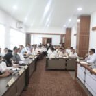 Plt. Sekretaris Daerah Aceh, Taufik, ST, M.Si, memimpin rapat persiapan perubahan Rencana Kerja Pemerintah Aceh (RKPA) Tahun 2026 di Ruang Rapim P2K, Kantor Gubernur Aceh, Jumat (4/9/2026).