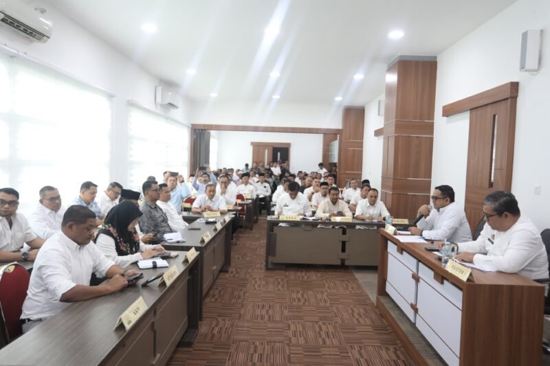 Plt. Sekretaris Daerah Aceh, Taufik, ST, M.Si, memimpin rapat persiapan perubahan Rencana Kerja Pemerintah Aceh (RKPA) Tahun 2026 di Ruang Rapim P2K, Kantor Gubernur Aceh, Jumat (4/9/2026).