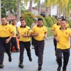 Kapolda Aceh Irjen Pol. Ruddi Setiawan bersama Pejabat Utama dan personel Polda Aceh mengikuti kegiatan olahraga jalan kaki dan lomba lari antar-satker di Lapangan Polda Aceh, Banda Aceh, Jumat (4/9/2026).