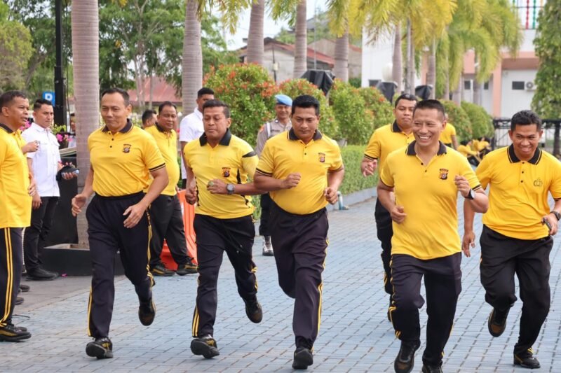 Kapolda Aceh Irjen Pol. Ruddi Setiawan bersama Pejabat Utama dan personel Polda Aceh mengikuti kegiatan olahraga jalan kaki dan lomba lari antar-satker di Lapangan Polda Aceh, Banda Aceh, Jumat (4/9/2026).