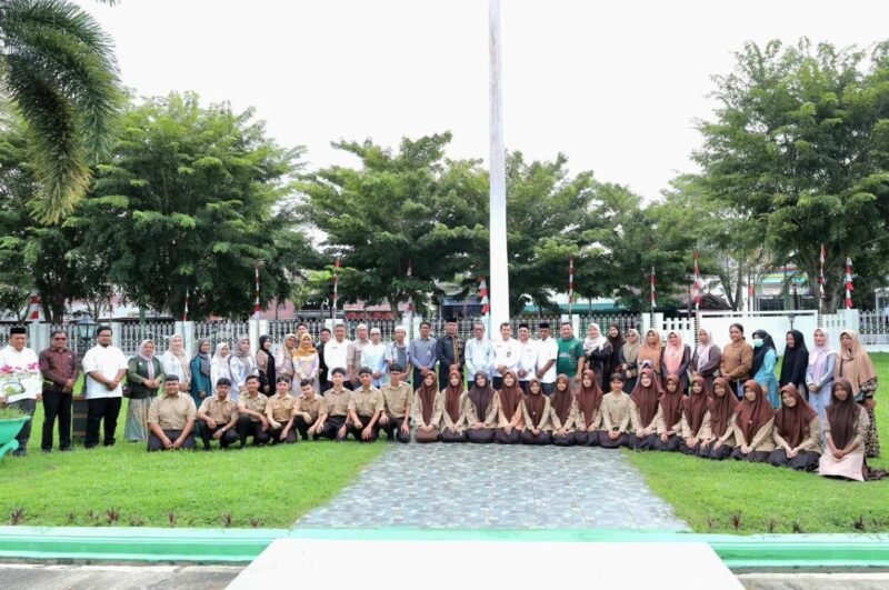 Asisten Administrasi Umum Setdakab Aceh Barat Safrizal melepas 25 siswa-siswi terbaik tingkat SMA sederajat untuk mengikuti Asia Pacific Olympiad Championship 2026 di Terengganu, Malaysia, Jumat (4/9/2026).