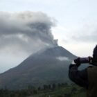 BNPB mengimbau warga Kabupaten Karo segera mengungsi setelah status Gunung Sinabung naik ke Level III Siaga sejak erupsi 31/8/2026 dengan kolom abu 3.500 meter. Per 4/9/2026, 208 KK atau 650 jiwa telah mengungsi, 405 jiwa di Posko Jambur Arih Ersada Desa Sukatepu.