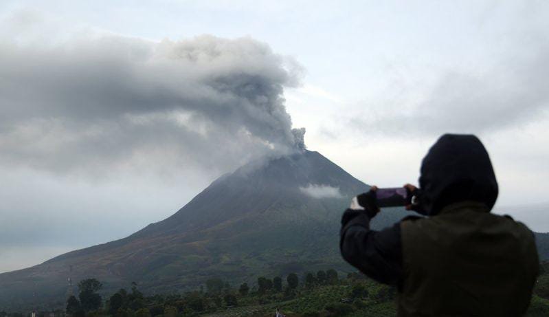 BNPB mengimbau warga Kabupaten Karo segera mengungsi setelah status Gunung Sinabung naik ke Level III Siaga sejak erupsi 31/8/2026 dengan kolom abu 3.500 meter. Per 4/9/2026, 208 KK atau 650 jiwa telah mengungsi, 405 jiwa di Posko Jambur Arih Ersada Desa Sukatepu.