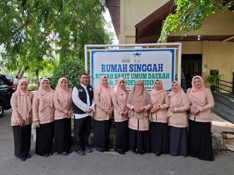 Plt Ketua Dharma Wanita Persatuan (DWP) Aceh Ny. Fitriani Taufik bersama pengurus DWP Aceh mengunjungi rumah singgah keluarga pasien di RSUD dr. Zainoel Abidin, Banda Aceh, Jumat (4/9/2026).