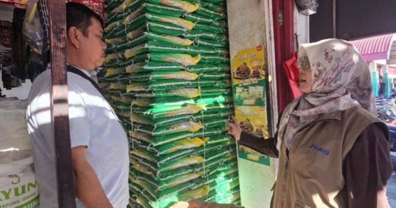 Perum Bulog Kantor Cabang Blangpidie melakukan pemantauan harga dan stok beras di pasar Kabupaten Aceh Barat Daya, Sabtu (5/9/2026).