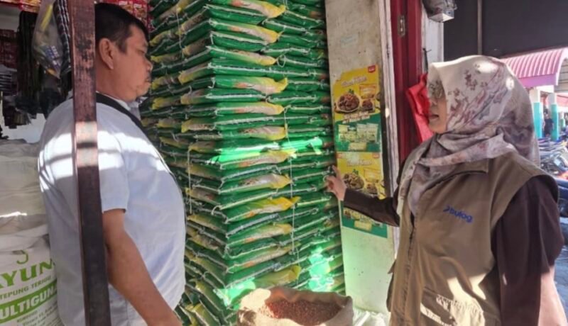 Perum Bulog Kantor Cabang Blangpidie melakukan pemantauan harga dan stok beras di pasar Kabupaten Aceh Barat Daya, Sabtu (5/9/2026).