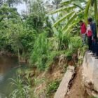 Dinas PUPR Aceh Barat Daya meninjau kerusakan pengaman tebing sungai di Desa Drien Jalo, Kec. Tangan-Tangan, Sabtu.