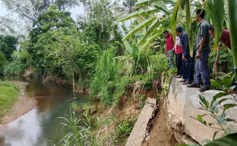 Dinas PUPR Aceh Barat Daya meninjau kerusakan pengaman tebing sungai di Desa Drien Jalo, Kec. Tangan-Tangan, Sabtu.