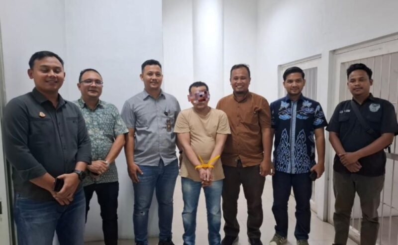 Penyidik Satreskrim Polres Aceh Tenggara menyerahkan tersangka MDS (37) dan barang bukti kasus pembunuhan bocah SK (10) ke Kejari Aceh Tenggara, Jumat (4/9/2026).