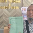 Anggota PWI Aceh Tenggara, Asnawi, meminta kasus dugaan pencemaran nama baik yang dilaporkannya di Polres Aceh Tenggara dilimpahkan ke Polda Aceh.