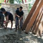 Pembangunan Jembatan Gantung yang menghubungkan Desa Serasah dan Desa Cibubukan, Simpang Kanan, Aceh Singkil, terus berjalan. Hingga Minggu 6/9/2026 progresnya capai 41,15 persen.
