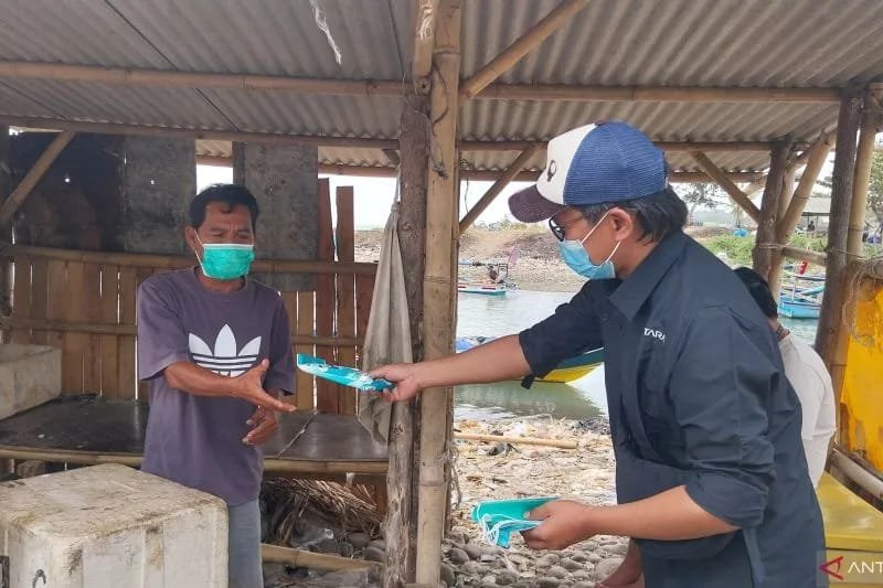 LKBN ANTARA Biro Banten bagikan 1.200 masker gratis kepada warga di kawasan pesisir Kabupaten Serang, Minggu.