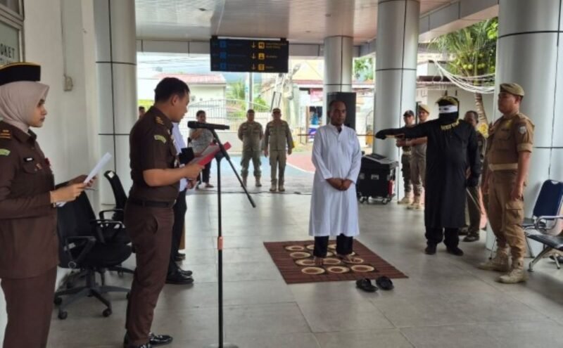 Kejaksaan Negeri Aceh Tenggara bersama Satpol PP dan WH melaksanakan eksekusi uqubat cambuk terhadap 5 terpidana kasus judi di halaman Kantor Kejari, Senin 7/9/2026.