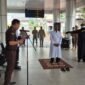Kejaksaan Negeri Aceh Tenggara bersama Satpol PP dan WH melaksanakan eksekusi uqubat cambuk terhadap 5 terpidana kasus judi di halaman Kantor Kejari, Senin 7/9/2026.