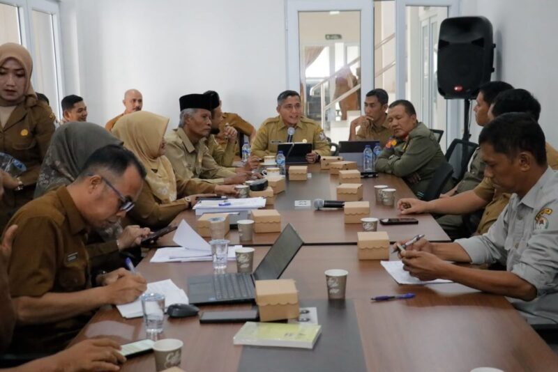 Sekda Aceh Barat Kurdi pimpin rapat intervensi peningkatan realisasi Transfer ke Daerah (TKD) 2026, Senin 7/9/2026.