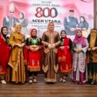 Ketua TP PKK Aceh Marlina Usman (Kak Na) memberikan ucapan selamat pada malam puncak peringatan HUT ke-800 Kabupaten Aceh Utara di Lapangan Upacara Kantor Bupati Aceh Utara, Senin (7/9/2026).