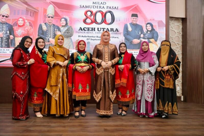 Ketua TP PKK Aceh Marlina Usman (Kak Na) memberikan ucapan selamat pada malam puncak peringatan HUT ke-800 Kabupaten Aceh Utara di Lapangan Upacara Kantor Bupati Aceh Utara, Senin (7/9/2026).